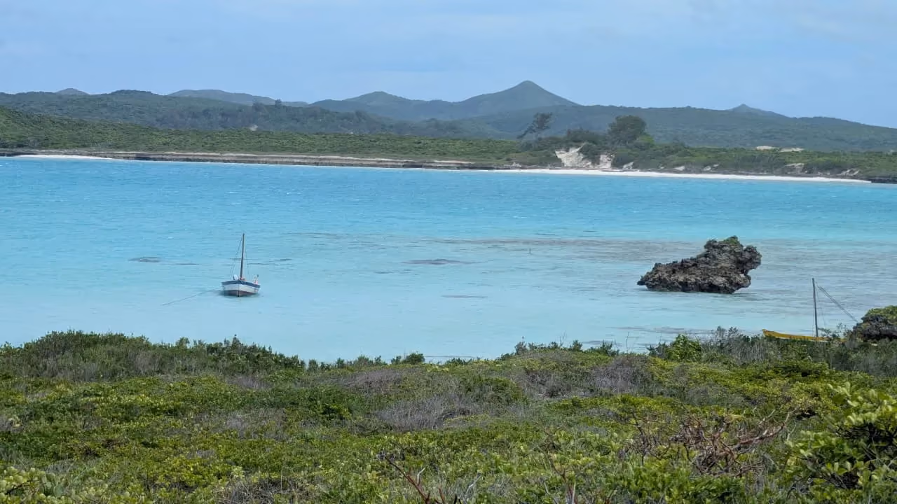 Bateau sur les eaux turquoise peu profondes de la Mer d'Émeraude