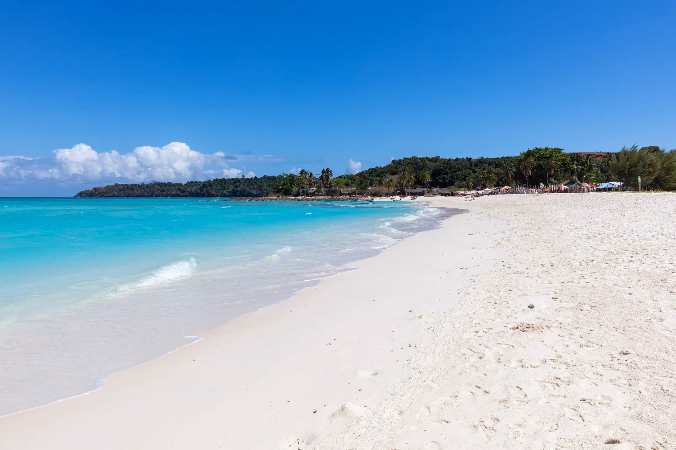 Banc de sable blanc reliant les deux îles de Nosy Iranja dans une eau turquoise