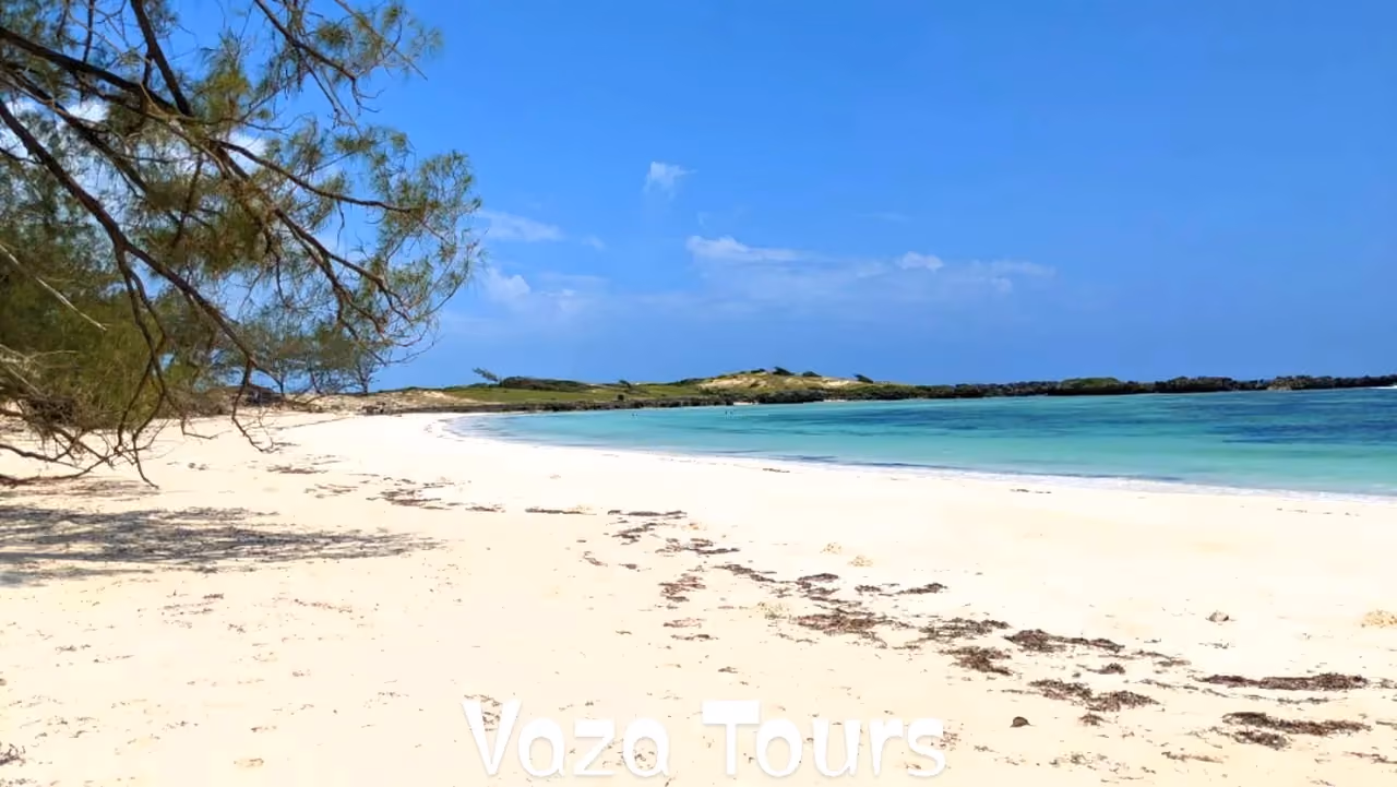 Baie de Sakalava avec eau turquoise et plage de sable près de Diego Suarez