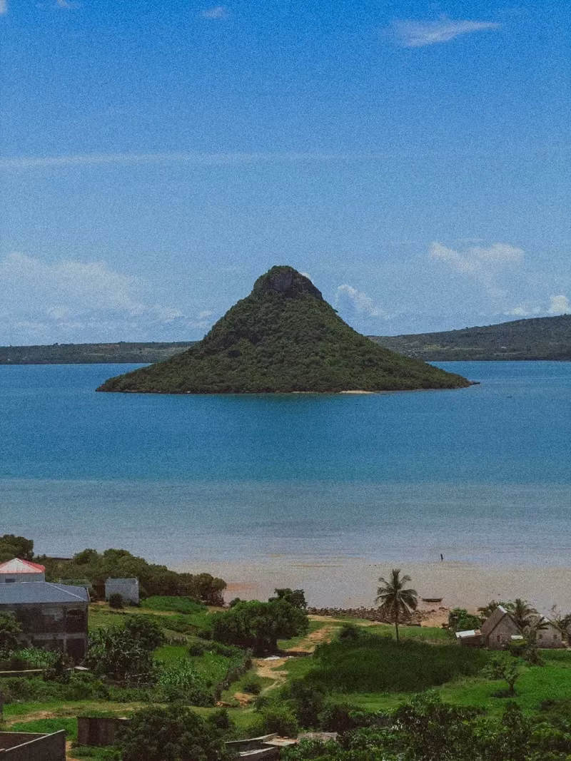 Plage de sable blanc sur l'îlot de Nosy Lonjo dans la baie de Diego-Suarez