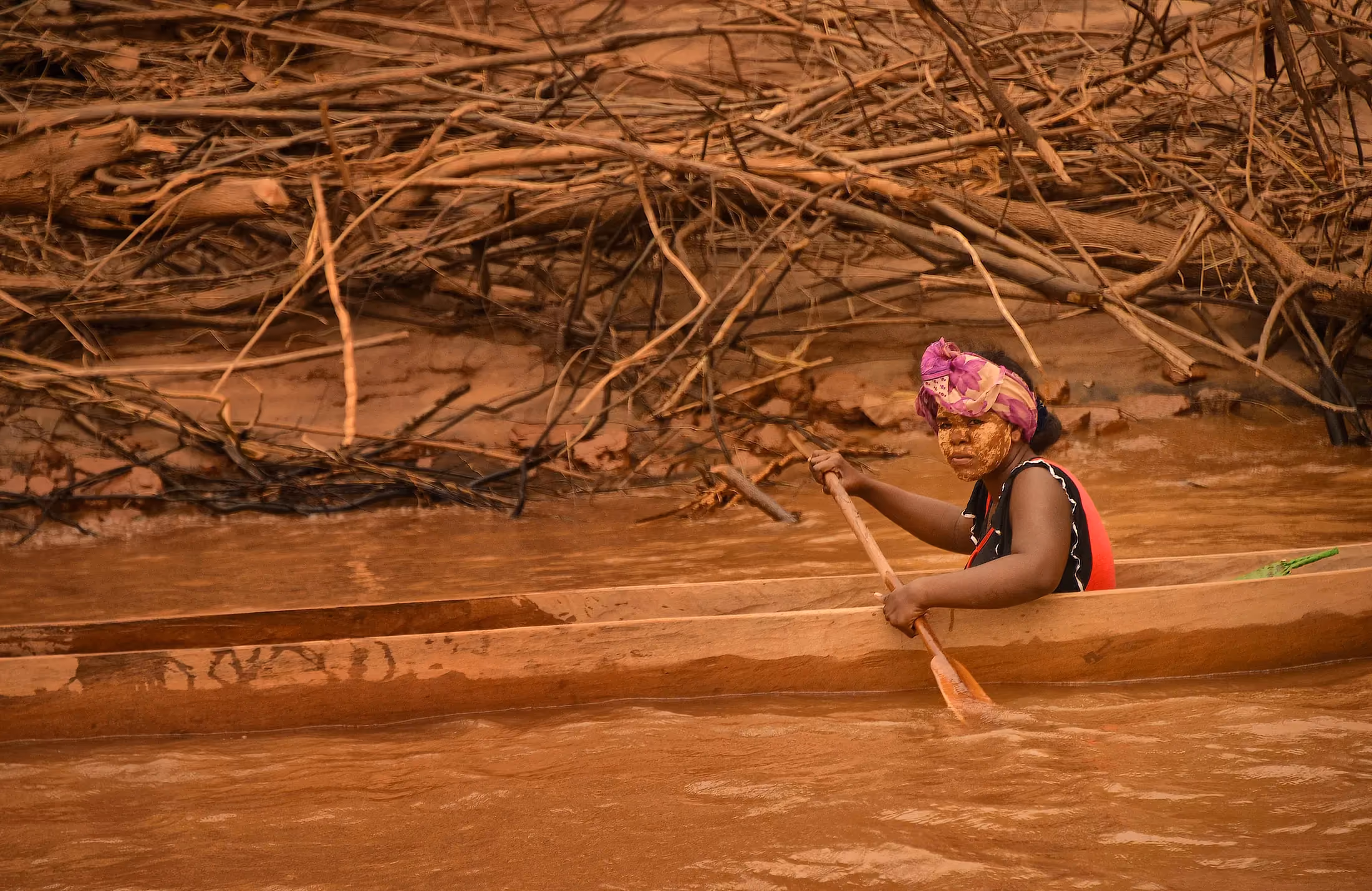 Pirogue traditionnelle sur un lagon turquoise à Madagascar